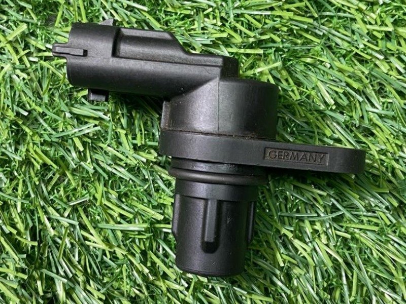 Sensor, camshaft position BOSCH 0 232 103 148. Compatible with SUZUKI SWIFT, IGNIS, JIMNY, BALENO